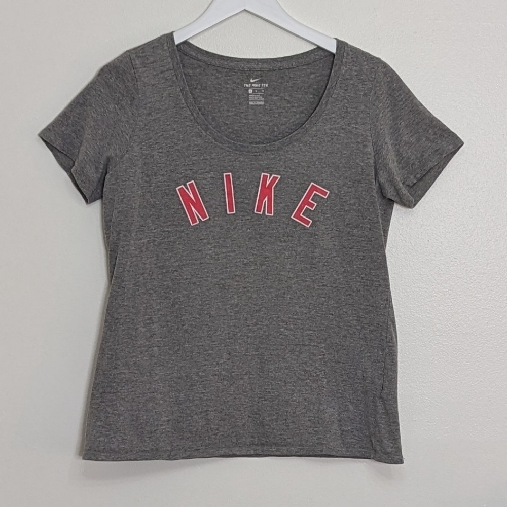 Nike Women's The Nike Tee Medium Gray Red Nike Print - Picture 1 of 8